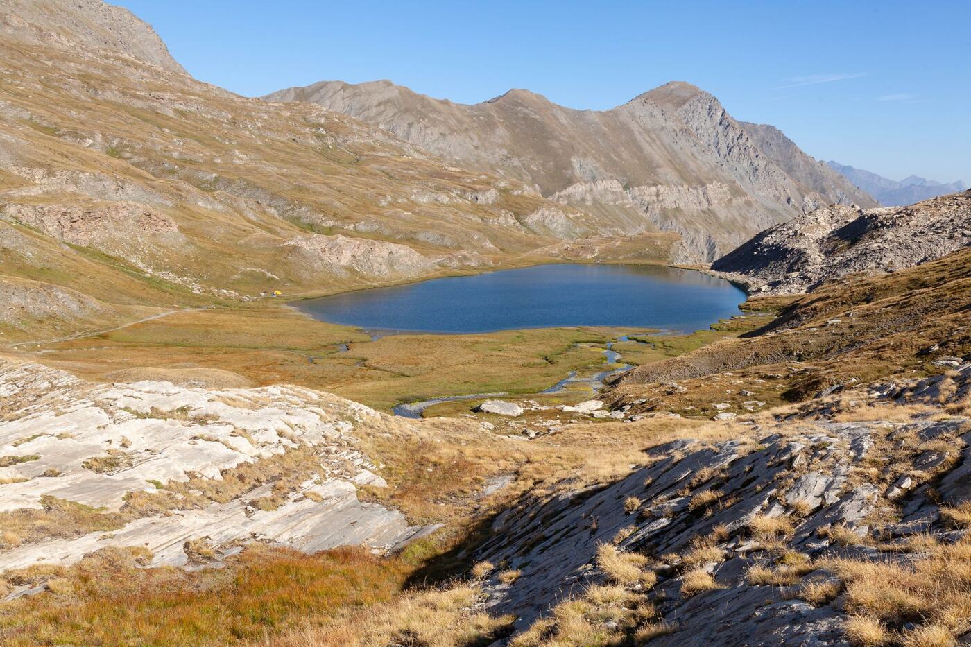 Lac de montagne entouré de sommets