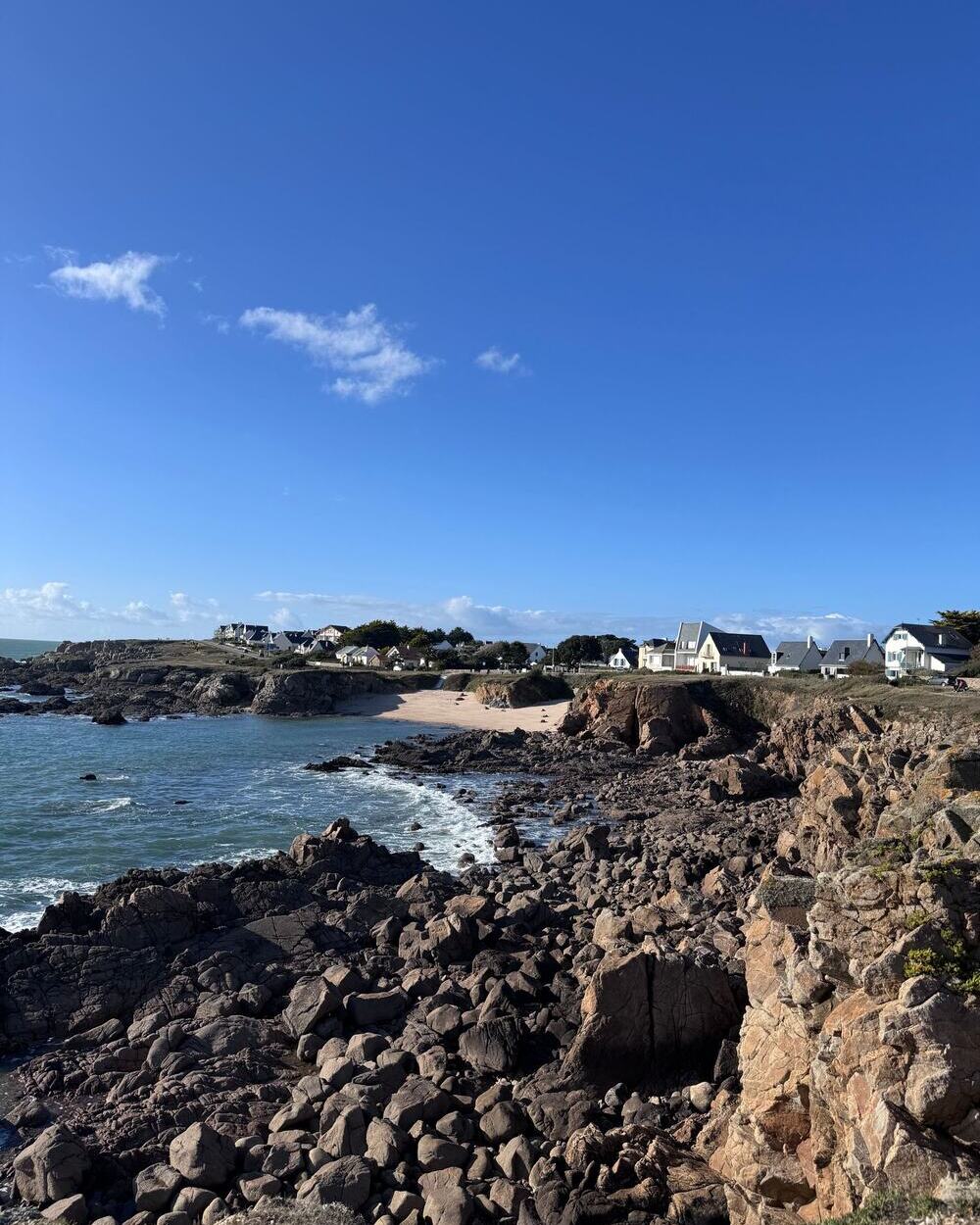 Côte rocheuse sous un ciel bleu