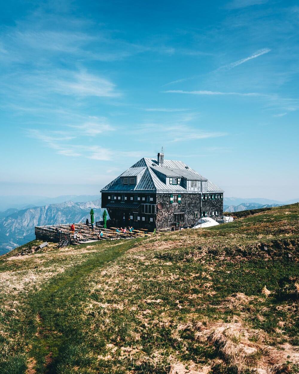 Refuge en pierre sur une crête de montagne
